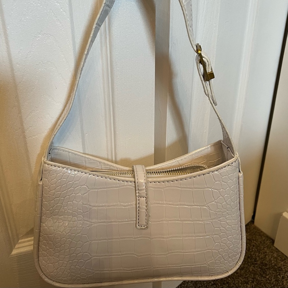 Elegant Cream Crocodile-Embossed Shoulder Bag